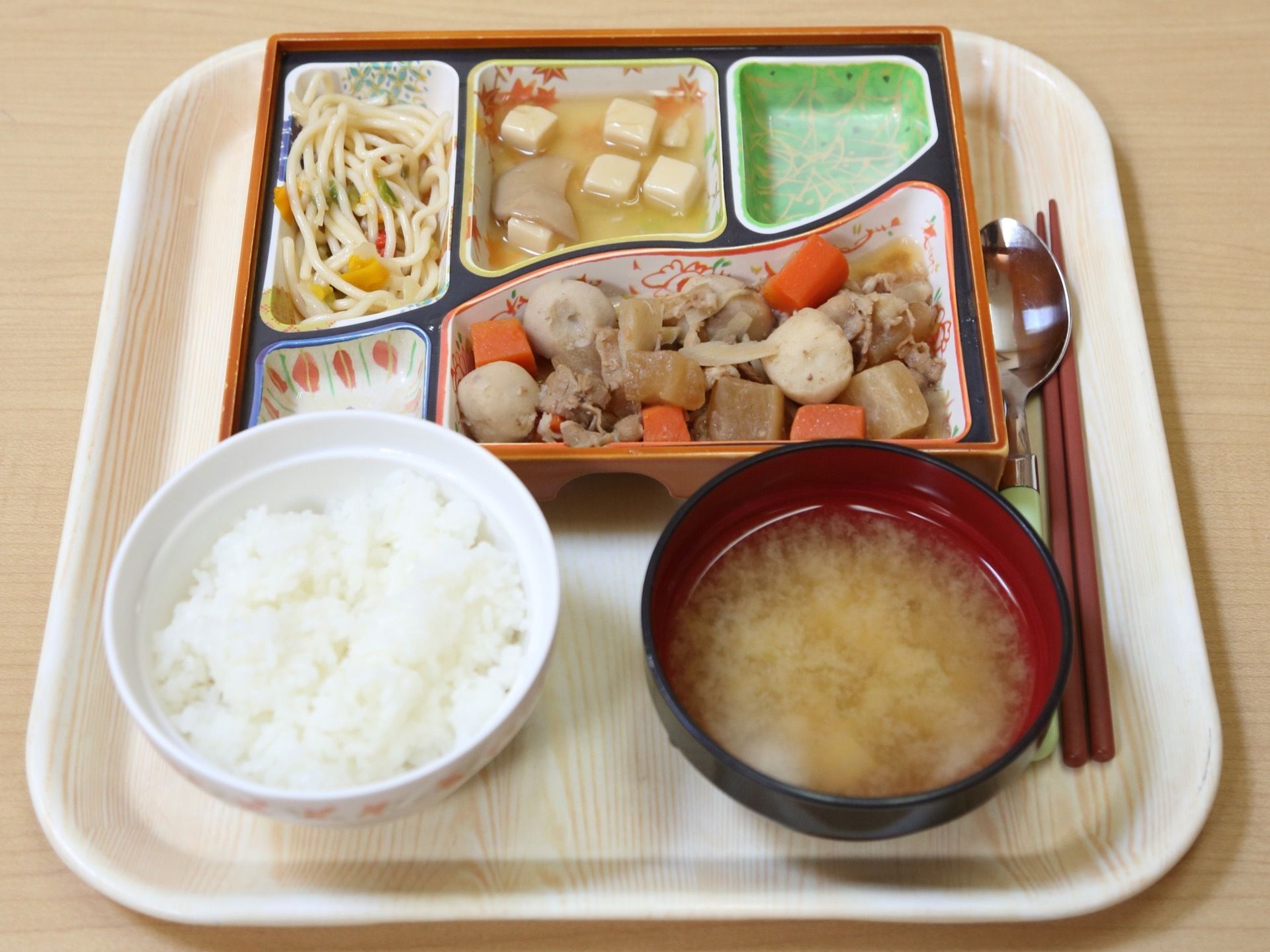 食事は一人ずつお盆の上に配膳され、お箸なども一緒に乗せられている。ご飯にお味噌汁、数種類のおかずなどがある。