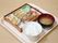 食事は主食のご飯にお味噌汁がつき、仕切りのついた大きなお皿に数種類のおかずが盛り付けられている。すくいやすいように、スプーンもついている。