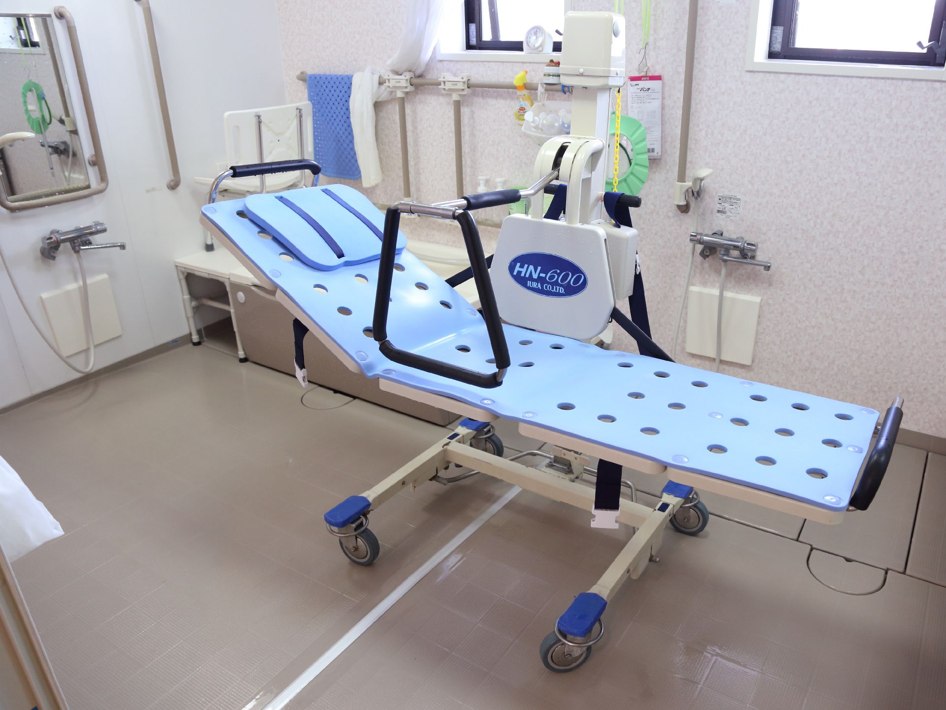 横になったまま入浴できる設備がある、手すりが完備された浴室