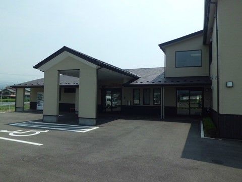 屋根付きの乗り降りスペースがある、日本家屋風の建物