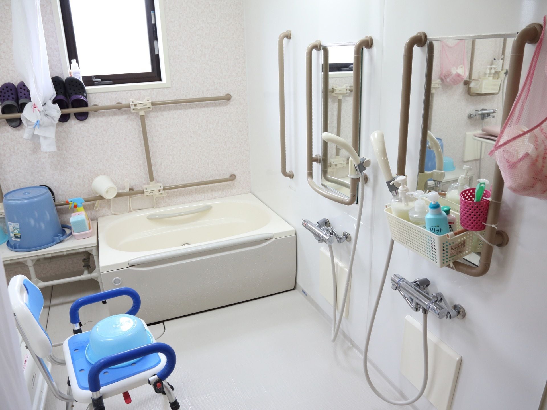 広々としたバスルームには、手すりがついたバスタブを設置している。また洗い場には、専用のシャワーチェアが置かれている。
