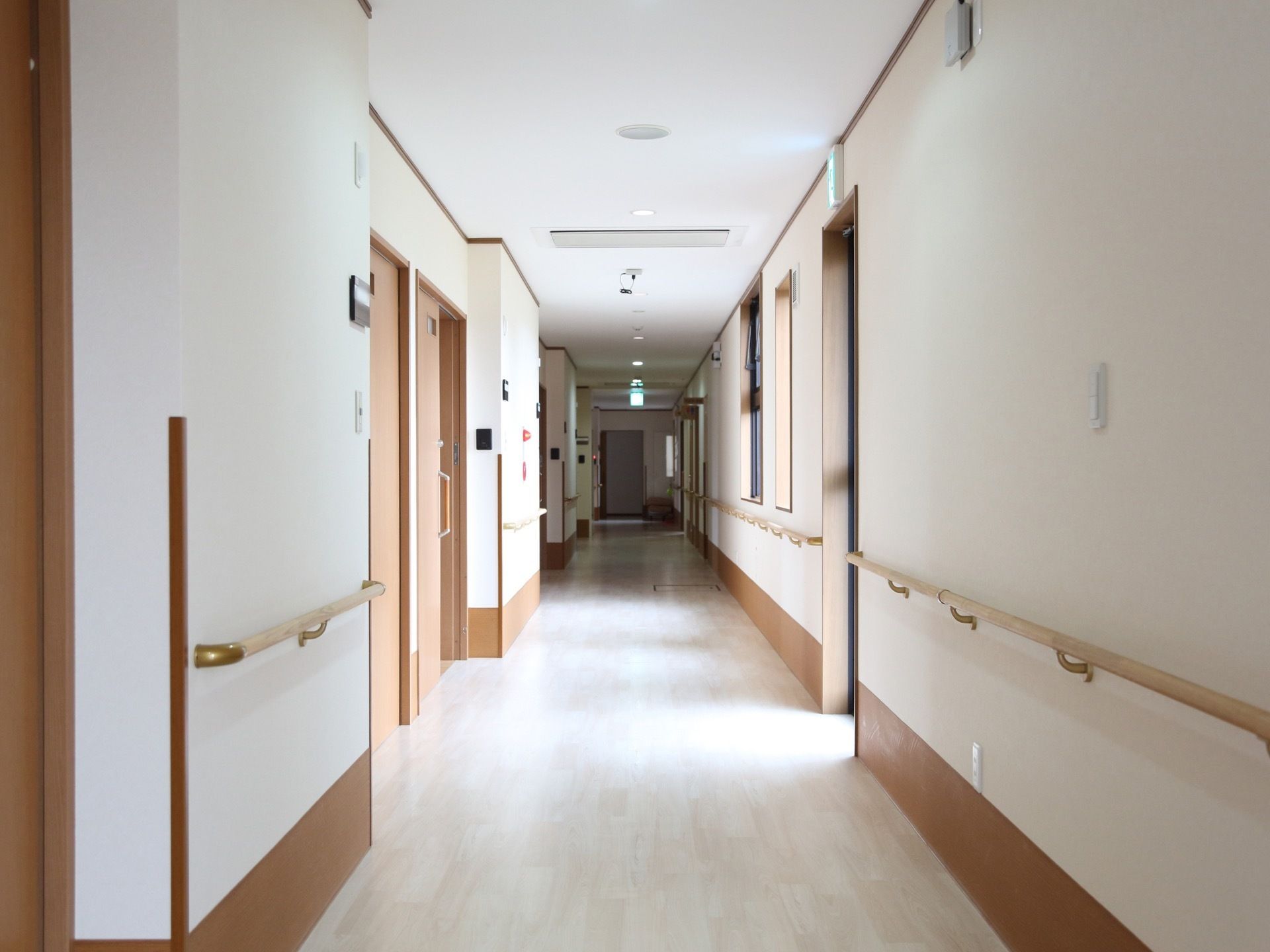 広々とした通路の床は、段差のないバリアフリーとなっている。また壁の両側には、ハンドレールが取り付けられている。