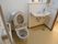 トイレには温水洗浄便座ついた、洋式便器を用意している。また壁には鏡があり、洗面台が取り付けられている。