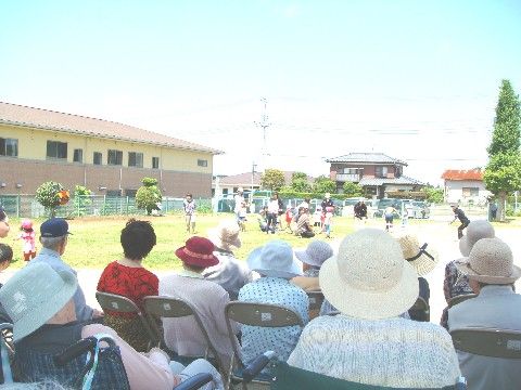 施設隣にある保育園の園児たちと、交流したりその様子を見ている入居者たち