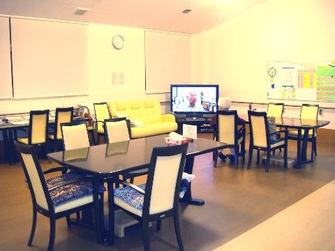 「牛久コスモス園」の食堂。テレビ番組を見ながら歓談ができる。