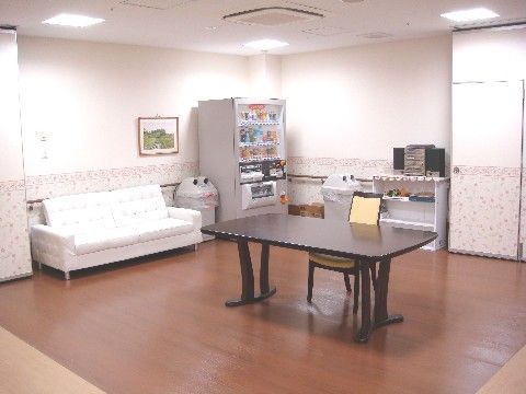 「牛久コスモス園」の談話コーナー。自動販売機が設置された快適な談話コーナー。