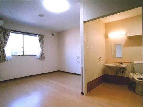 「牛久コスモス園」の居室。17㎡以上の広さを備えている。