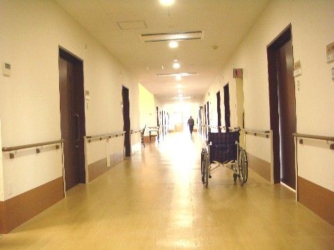「牛久コスモス園」の廊下。車椅子が可能な廊下になっている。