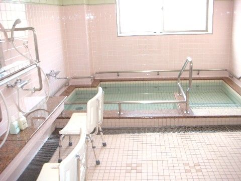 「牛久コスモス園」の大浴場。手足を伸ばせる幅広い浴場。