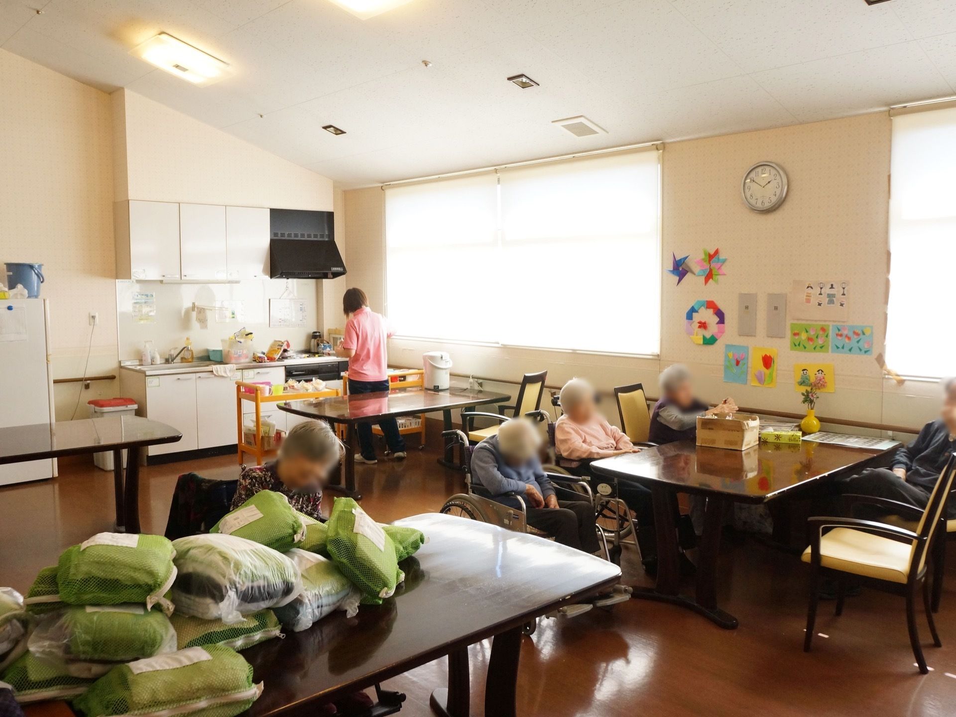 共有スペースは窓から日光が入り、明るい雰囲気である。入居者同士でお茶を飲んだりおしゃべりしたりと自由に過ごせる。