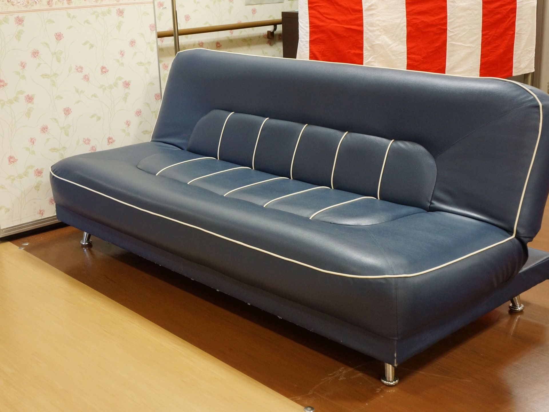 青い大きなソファはベッドにもなる。昼寝やちょっとした休憩をしたり、歓談に利用したりと自由に利用できる。