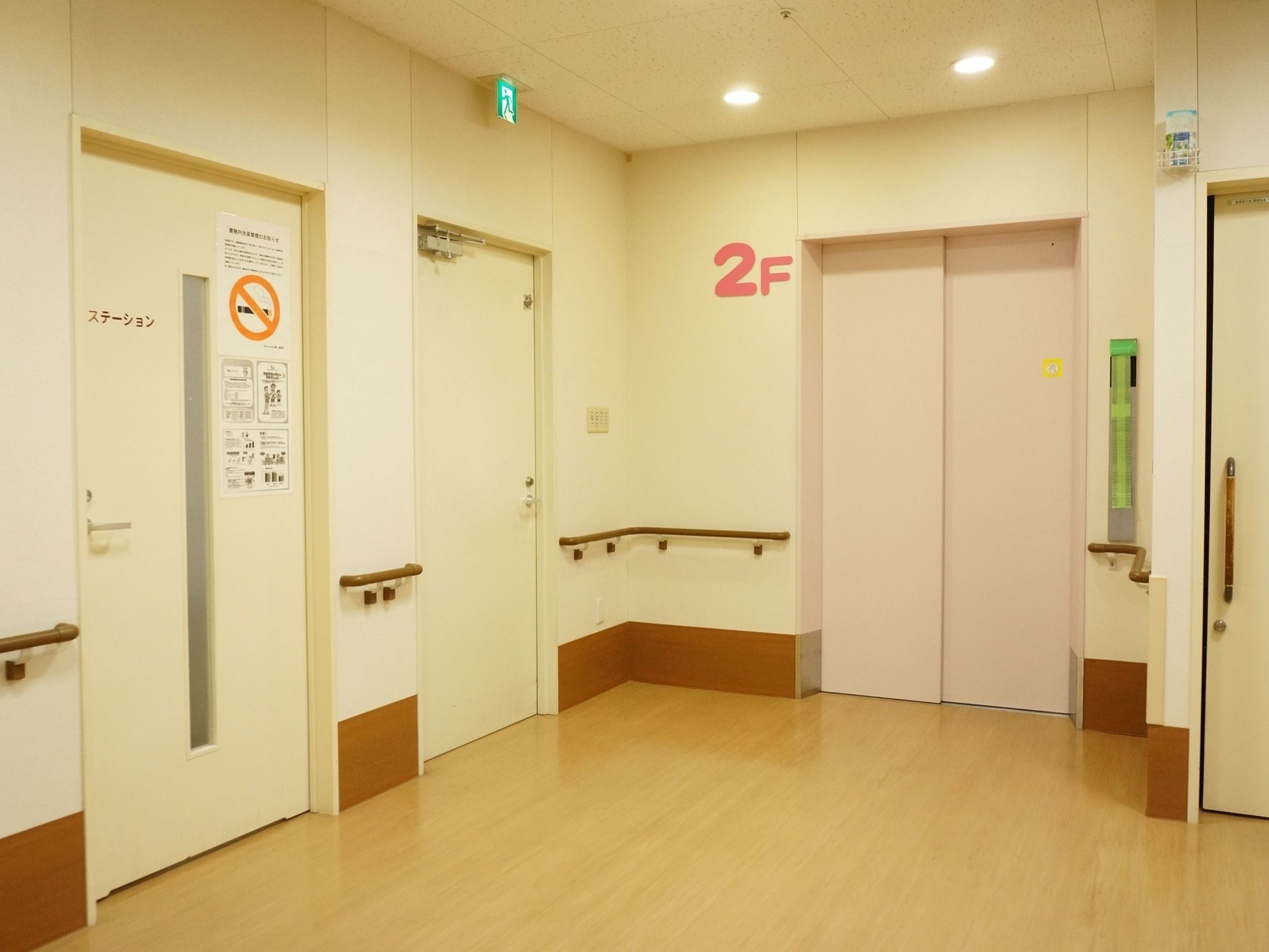 施設内には、エレベーターが設置されており、各階の移動に利用することができる。廊下には、手すりが設置されている。