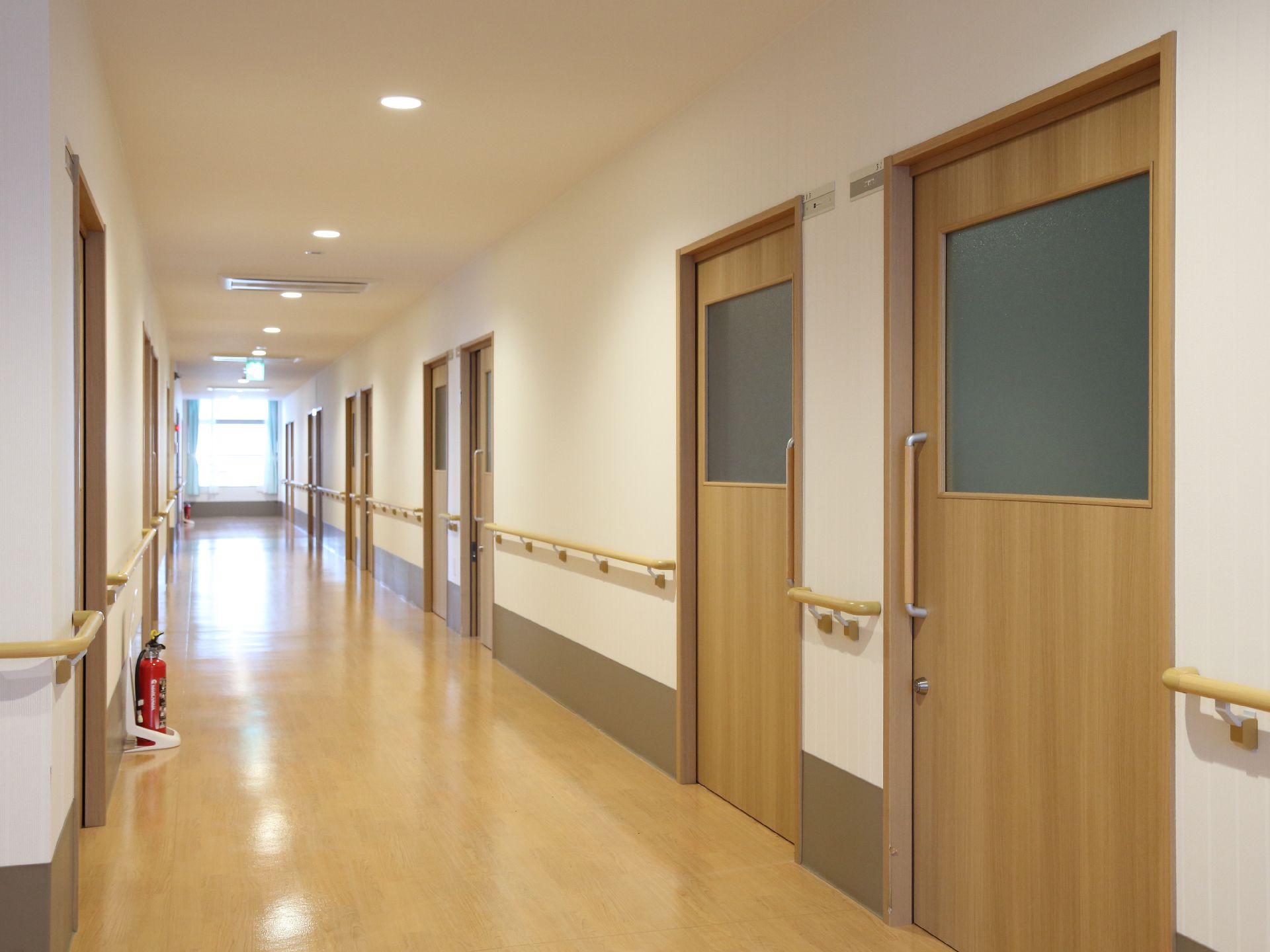 通路には何も置いていないので、歩行しやすい。施設内を安全に移動できる作りとなっている。とても明るい通路である。
