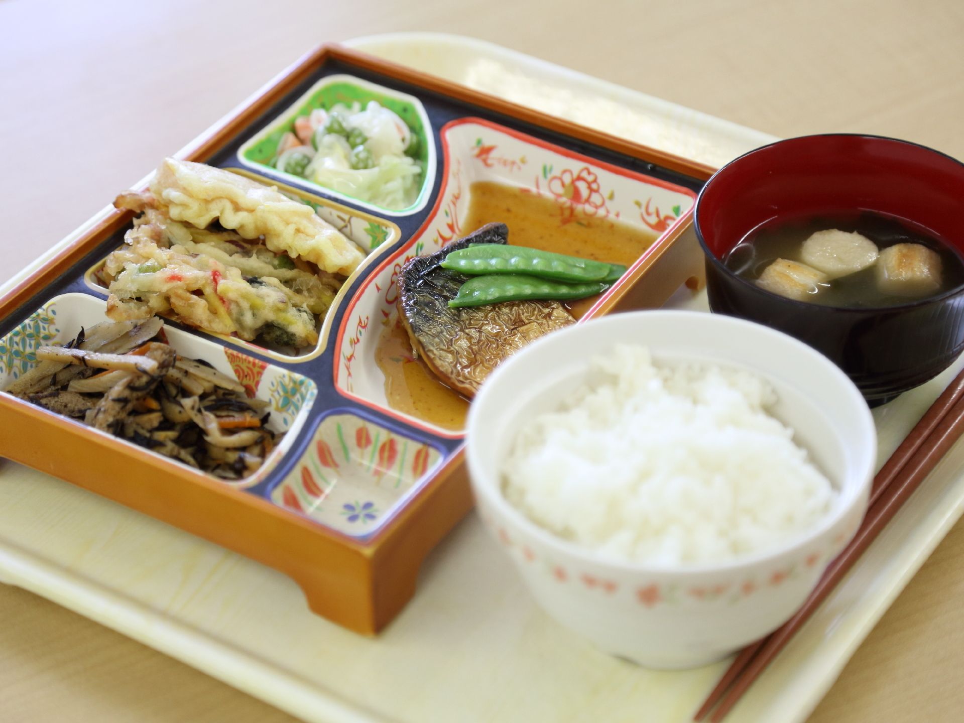 バランスがよい食事となっている。野菜が豊富に摂れて栄養価が高いメニューである。見た目が鮮やかで食欲増進になる。