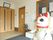 玄関ホールでは、愛嬌たっぷりの招き猫が出迎えてくれる。足元がすっきりしていて広さも十分にあるので、車椅子の方も楽に出入りできる。