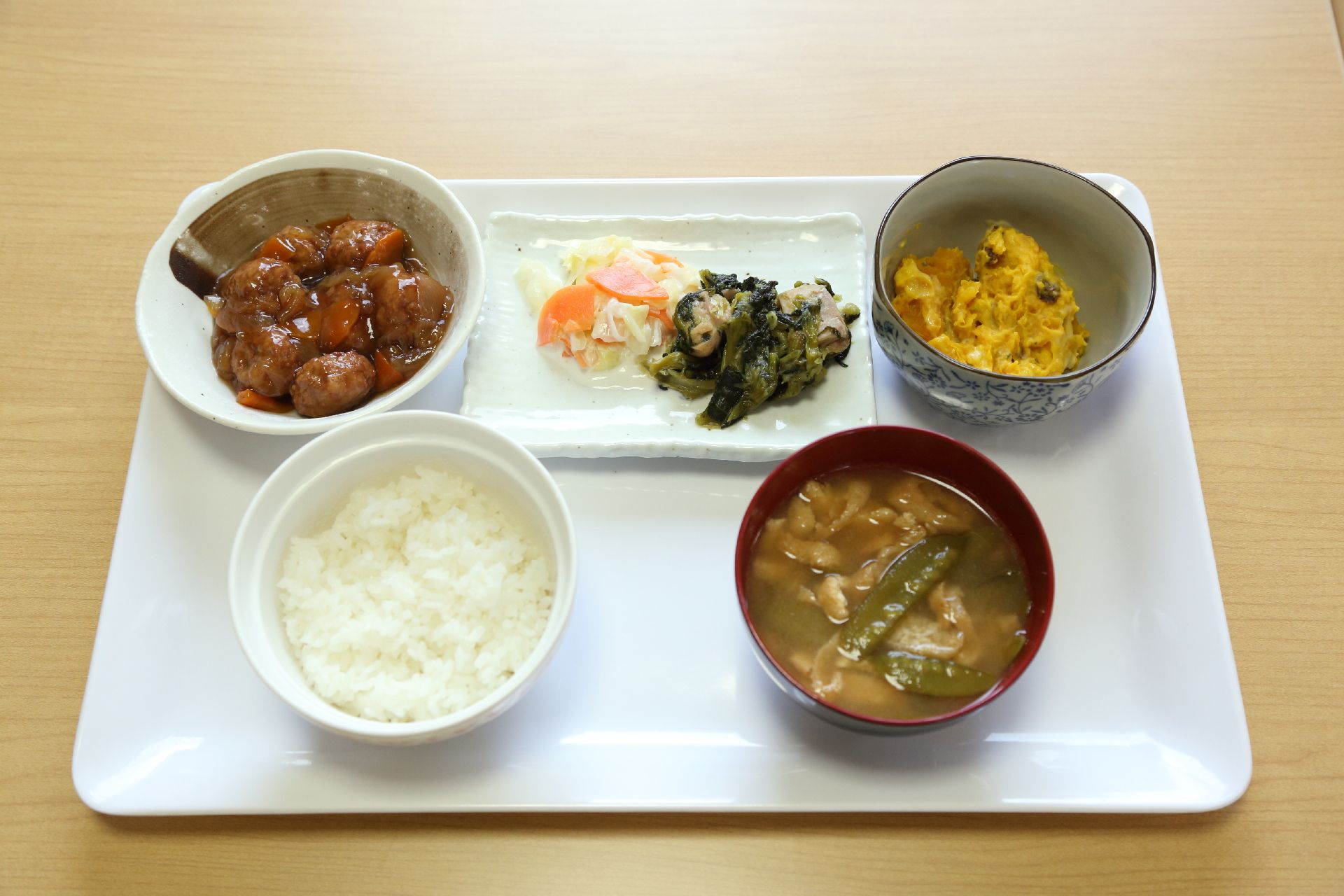 健康と栄養のバランスに配慮された、見た目も美しいお食事。嚥下困難な方には、素材の味や食感を残したソフト食もご用意。