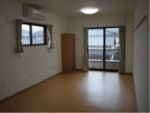 「ワールドステイ 北葉町」の居室（夫婦部屋）。夫婦二人で、ご入居もできる、広い部屋をご用意している。