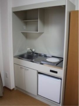 「ワールドステイ 北葉町」の居室・キッチン。火を使用せずに、料理ができるので、安全に使うことができる。