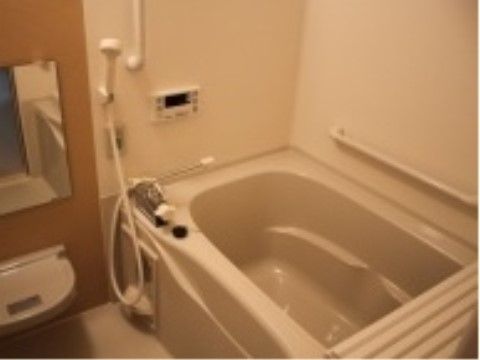 「ワールドステイ 北葉町」の浴室。個人浴で、手すりも備えられて、負担を軽減しつつ、入浴ができる。