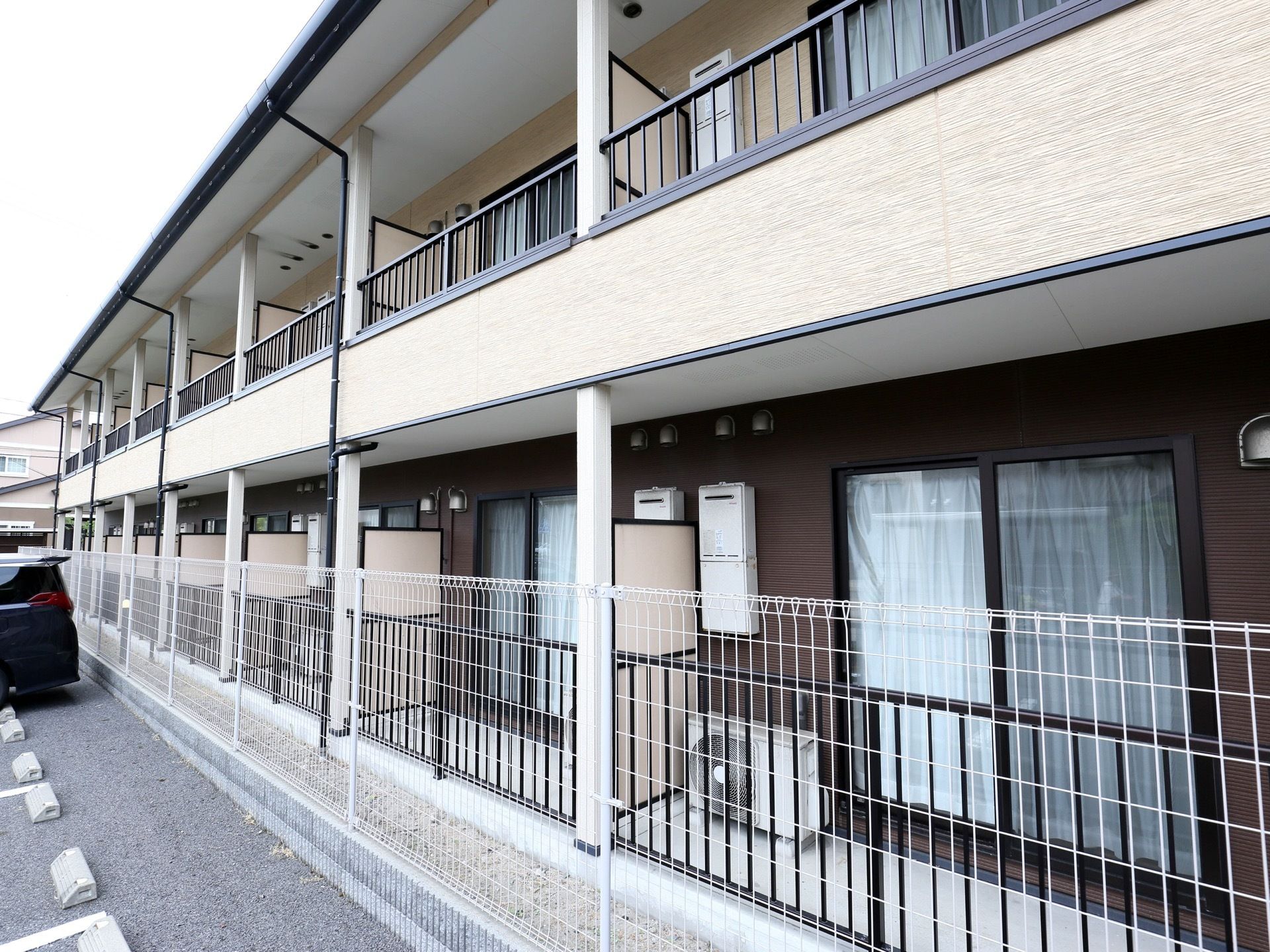 一般の集合住宅のような造りの施設で、２階建てである。居室の窓が並び、各部屋のベランダに室外機が置かれている。