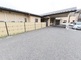 平屋建ての広々とした介護施設