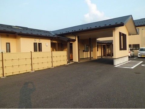 「ワールドステイ 高井 I・II」の外観。駐車場完備で、お車での来場も問題なし。