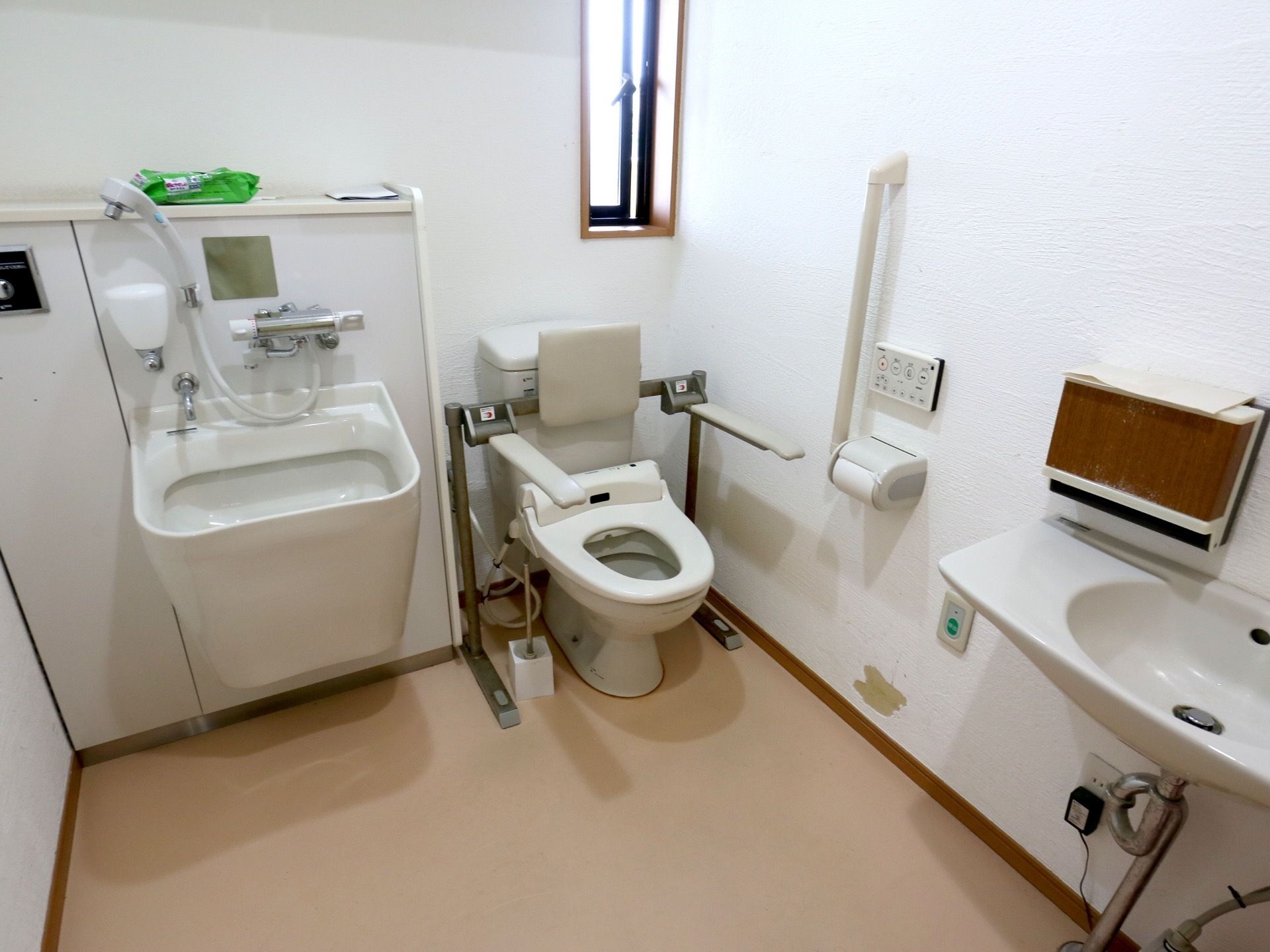 トイレの内部には温水洗浄便座のほかに、洗面台や汚物流しが併設されている。1か所で用事が済むように機能的に設計されている。