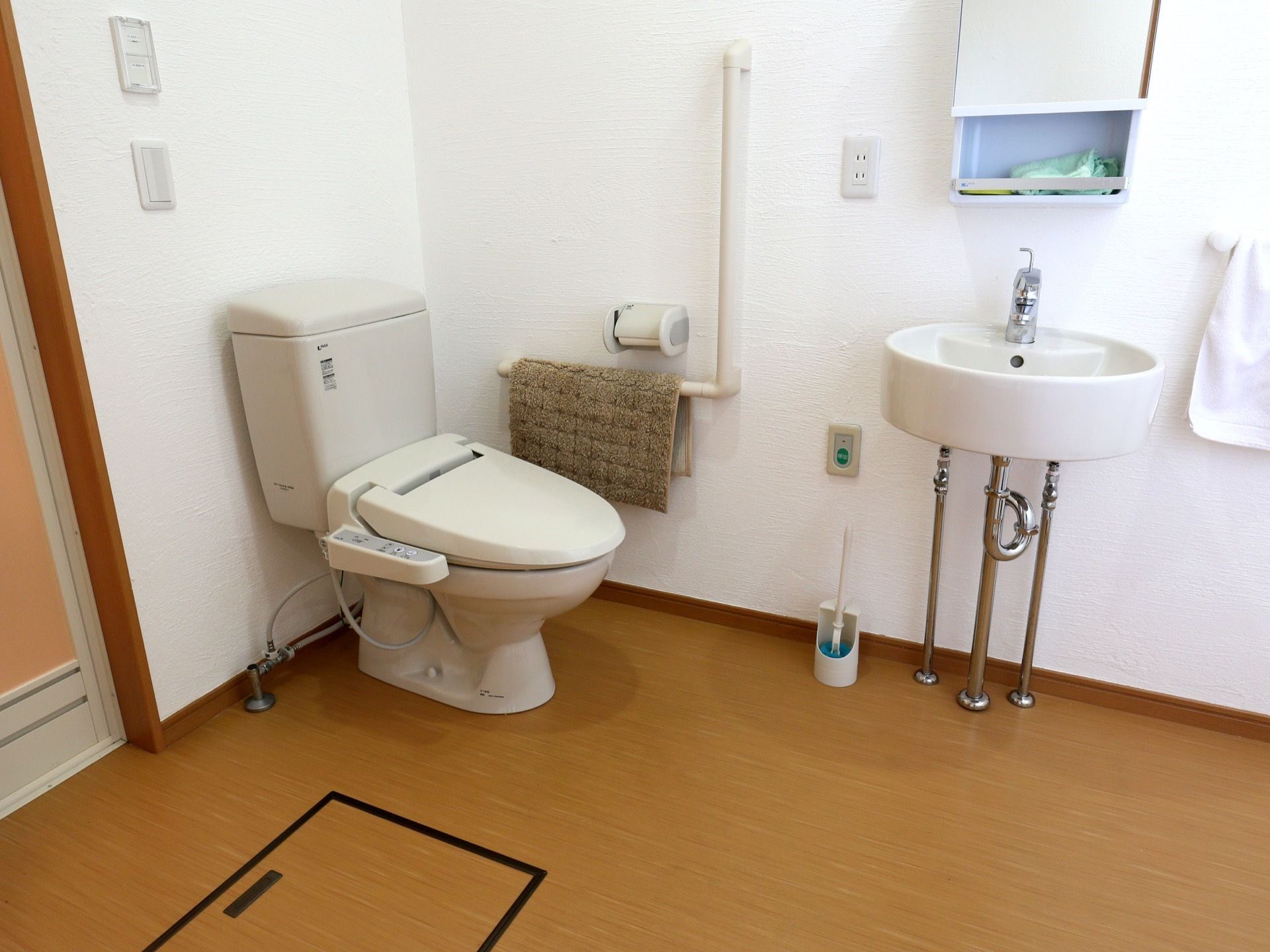 居室は浴室やトイレといった水廻りの設備を集約して設置することで、室内を広々と利用できる機能的なデザインになっている。