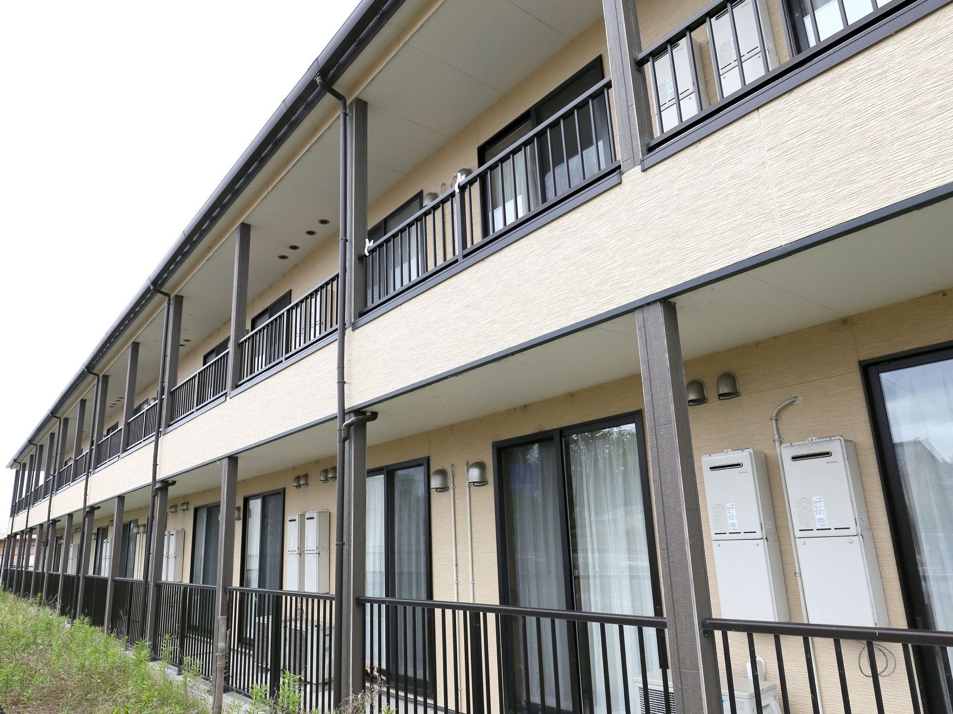 各居室がバルコニーに面した作りになっているので、室内は日が良く入り明るく居心地の良い雰囲気になっている。