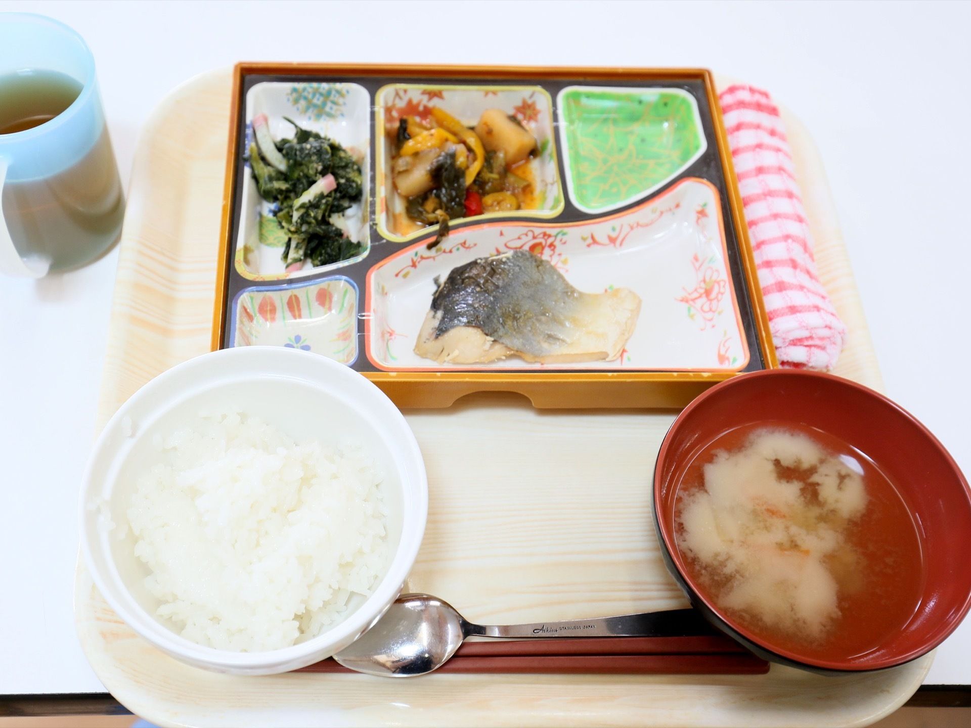 食事は栄養のバランスだけでなく、彩りや盛り付けにも気を配って用意されている。食べやすいように箸とスプーンが用意されている。