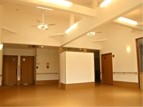 大きな梁が特徴的な、シーリングファンライトが設置されている広い食堂