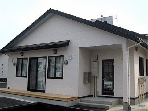 「サービス付き高齢者向け住宅 ワールドステイ 見附」の外観。平野風の施設は、家にいた時と変わらずに過ごせる住まいをご用意している。