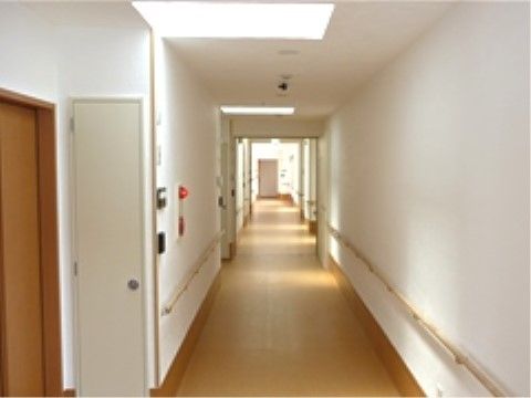 「サービス付き高齢者向け住宅 ワールドステイ 見附」の廊下。手すりも設置し、車椅子の方、歩行者の方も安心して移動できる。