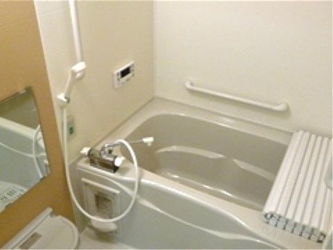 「サービス付き高齢者向け住宅 ワールドステイ 見附」の浴室。個人浴で、自分のペースでご入浴ができる。