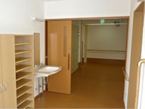 「サービス付き高齢者向け住宅 ワールドステイ 見附」の玄関。靴箱も備え付けられており、床に邪魔にならないよう配備が施されている。