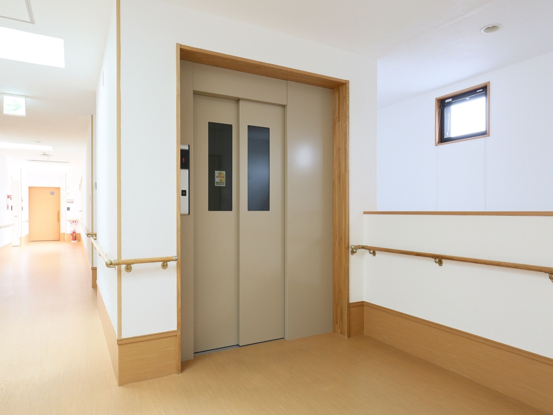 施設ではエレベーターを完備している。エレベーター前の壁の上部に小さめの窓があり、手すりも取り付けられている。