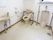 立ったままの体勢と、座って使用する便器を備えたトイレである。広々としたスペースで、横側にシンプルな洗面台を設置している。