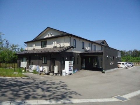 「住宅型有料老人ホーム ワールドステイ四ツ郷屋」の外観。自然豊か溢れる環境で、のびのびと生活ができる施設。駐車場完備。