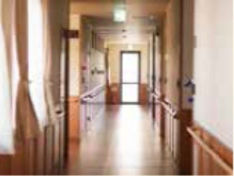 「住宅型有料老人ホーム ワールドステイ四ツ郷屋」の廊下。日光が降り注ぐ、廊下で手すりを設置し、ご入居者様の生活をスムーズにする。