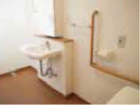 「住宅型有料老人ホーム ワールドステイ四ツ郷屋」のトイレ。広いトイレスペースは、車椅子の方でも出入りできるバリアフリーになっている。