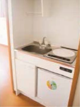 「住宅型有料老人ホーム ワールドステイ四ツ郷屋」の居室・キッチン。お茶を沸かしたり、簡単な料理を作ることができる。