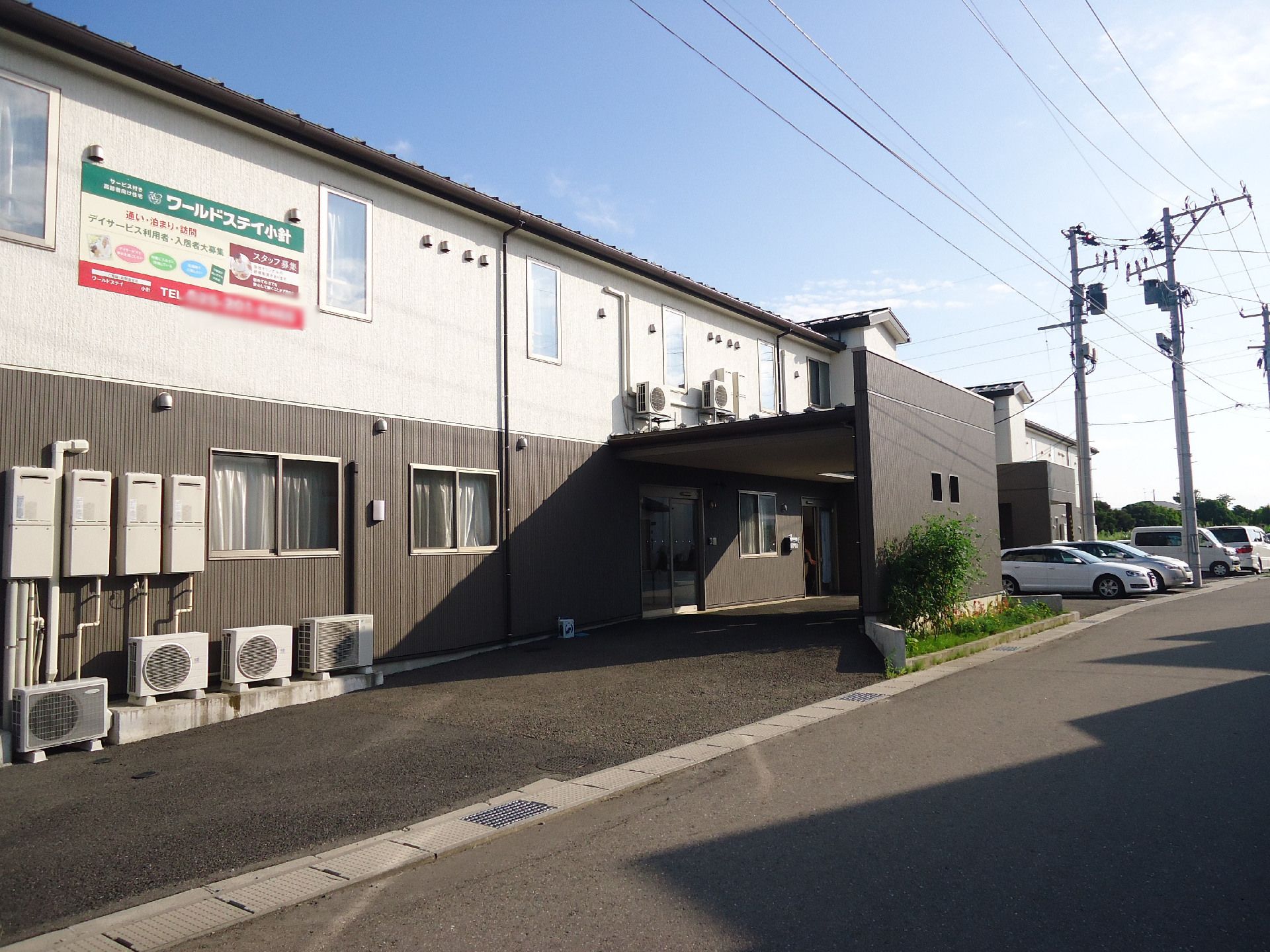 「ワールドステイ小針I・II」の外観。白壁と茶色の２トーンカラーの、建物が目印。