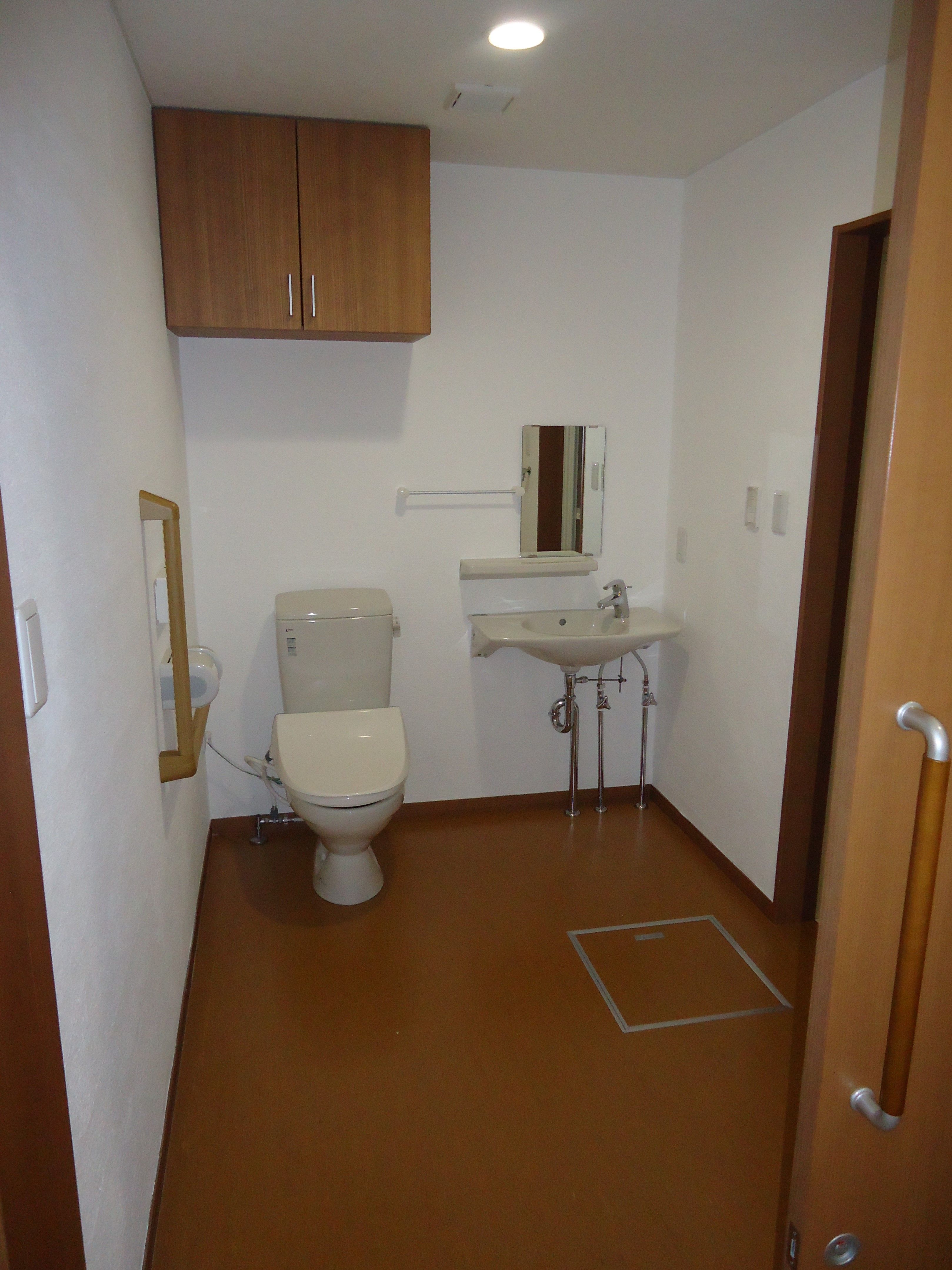 「ワールドステイ小針I・II」のトイレ。トイレと洗面台は隣なので、余計な動作はなくなる。