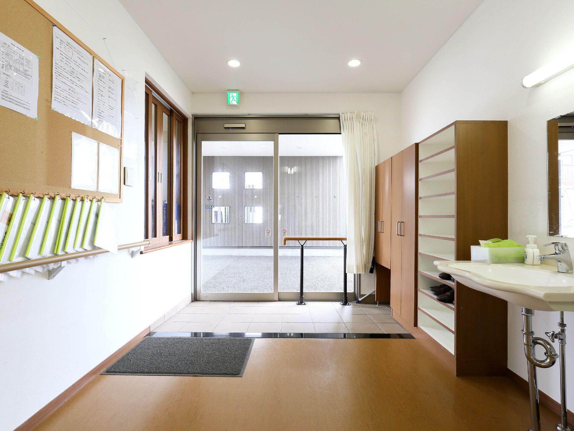 靴箱やスリッパ用収納棚、洗面台が置かれているエントランス