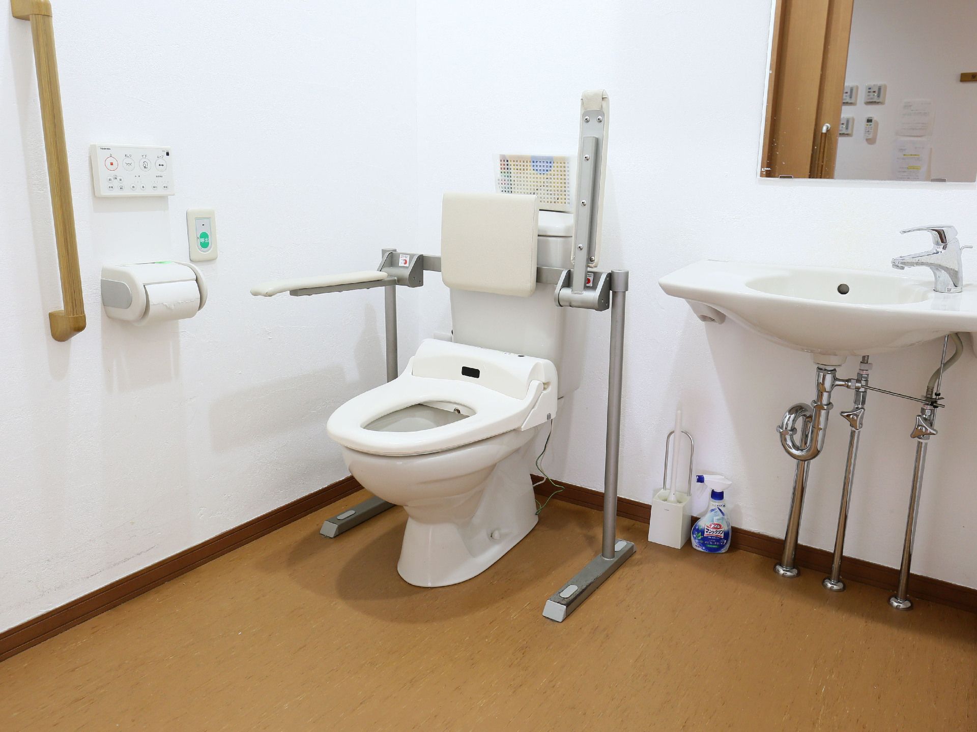 可動式の手すりや背もたれが備わっている、広々としたトイレ