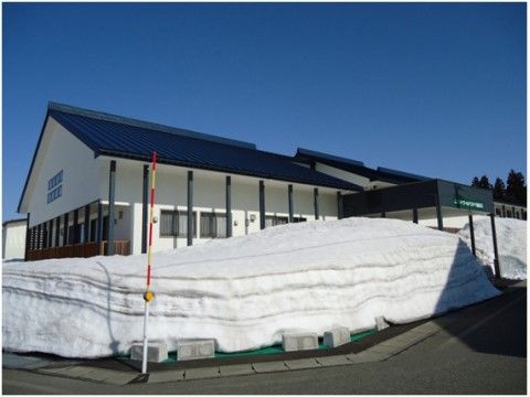 「ワールドステイ越後川口」の外観。冬場の施設は、積雪が新しい外観を覗かせる。