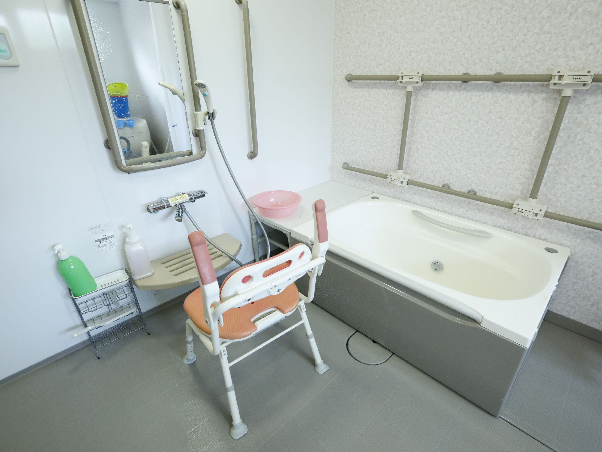 シャワーそばに、三段の小さなラック備え付けてあり、シャンプーなどが置いてある。お風呂用の椅子が一脚置いてある。