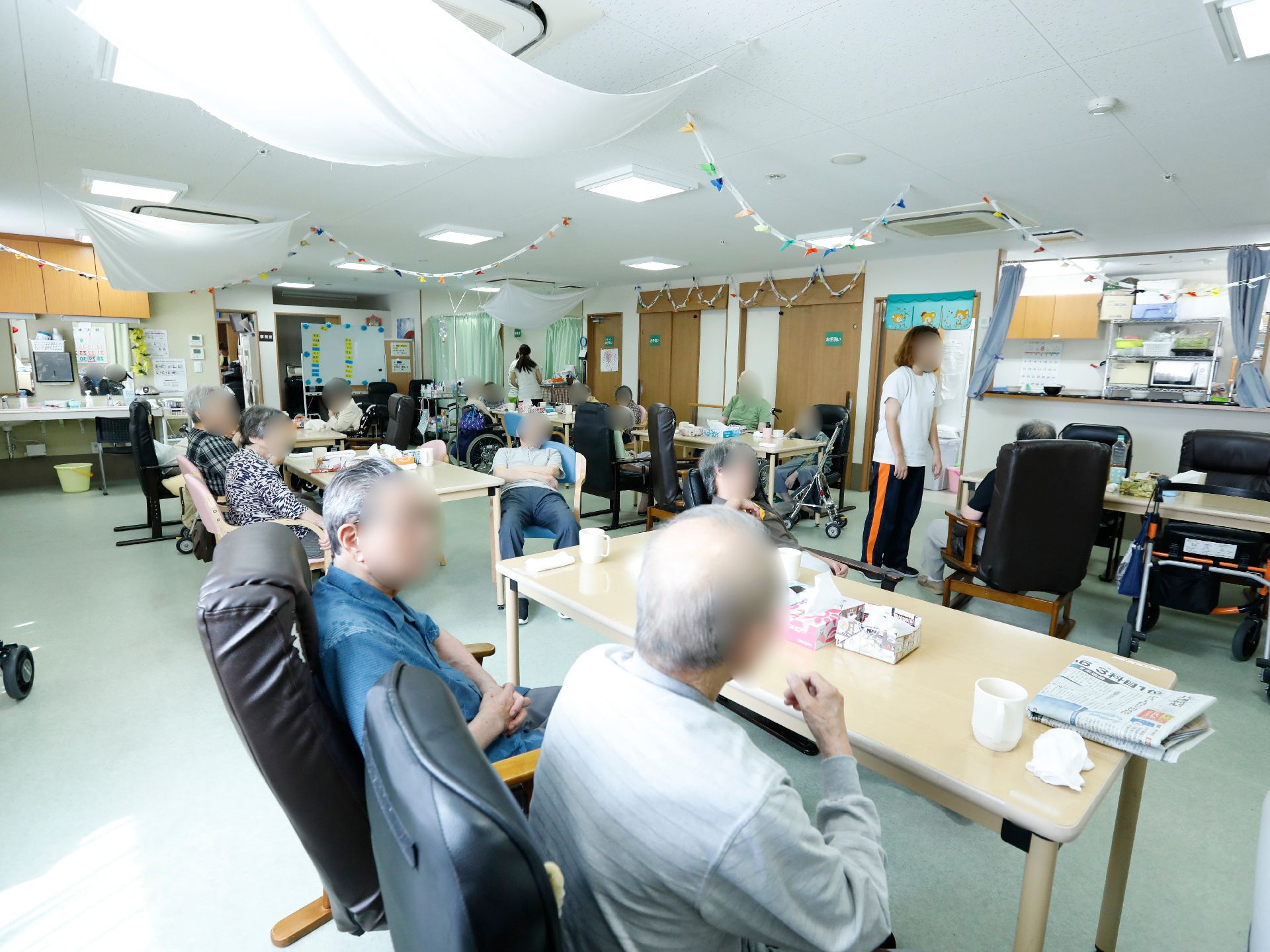 食堂はフラットな床なうえに、手すりが壁についているので、車椅子の人や、歩行が困難な人も動きやすくなっている。