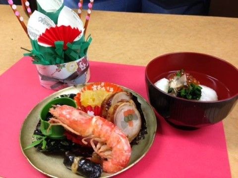 「サービス付き高齢者向け住宅 ワールドステイ神宮寺」のお正月料理。お正月には、特別料理が出て、豪華な食事をいただける。