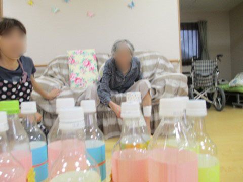レクリエーションに参加しているご入居様とサポートスタッフ